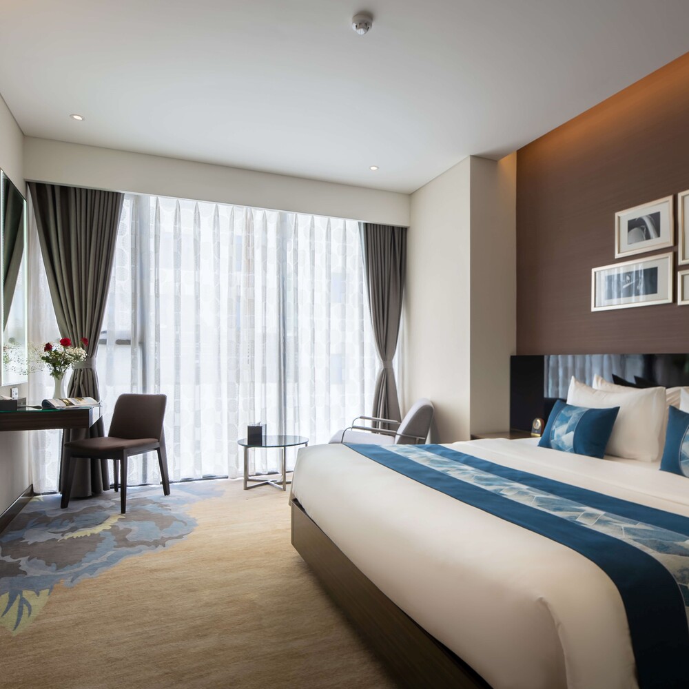 Deluxe Queen Cityview and Partial Seaview